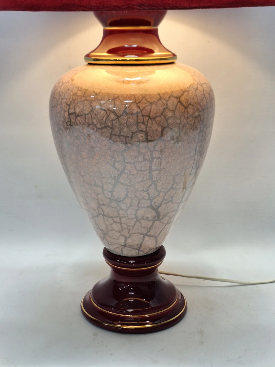 Vintage keramische tafellamp met bordeauxrode accenten en rode lampenkap