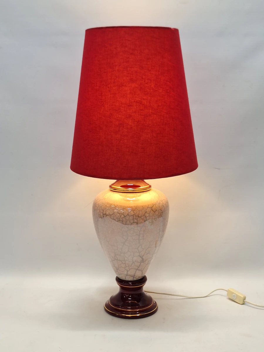 Vintage keramische tafellamp met bordeauxrode accenten en rode lampenkap