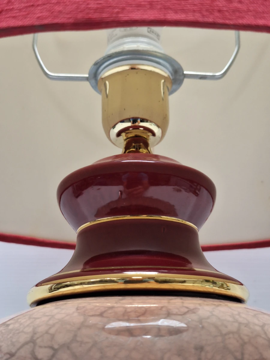 Vintage keramische tafellamp met bordeauxrode accenten en rode lampenkap