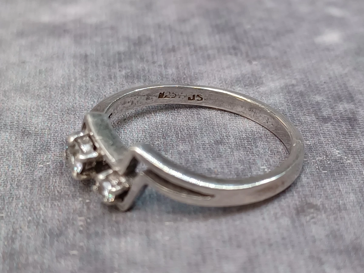 Prachtige set van twee zilveren ringen met zirkonia