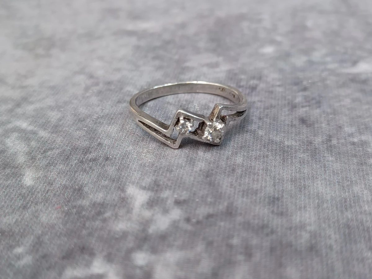 Prachtige set van twee zilveren ringen met zirkonia