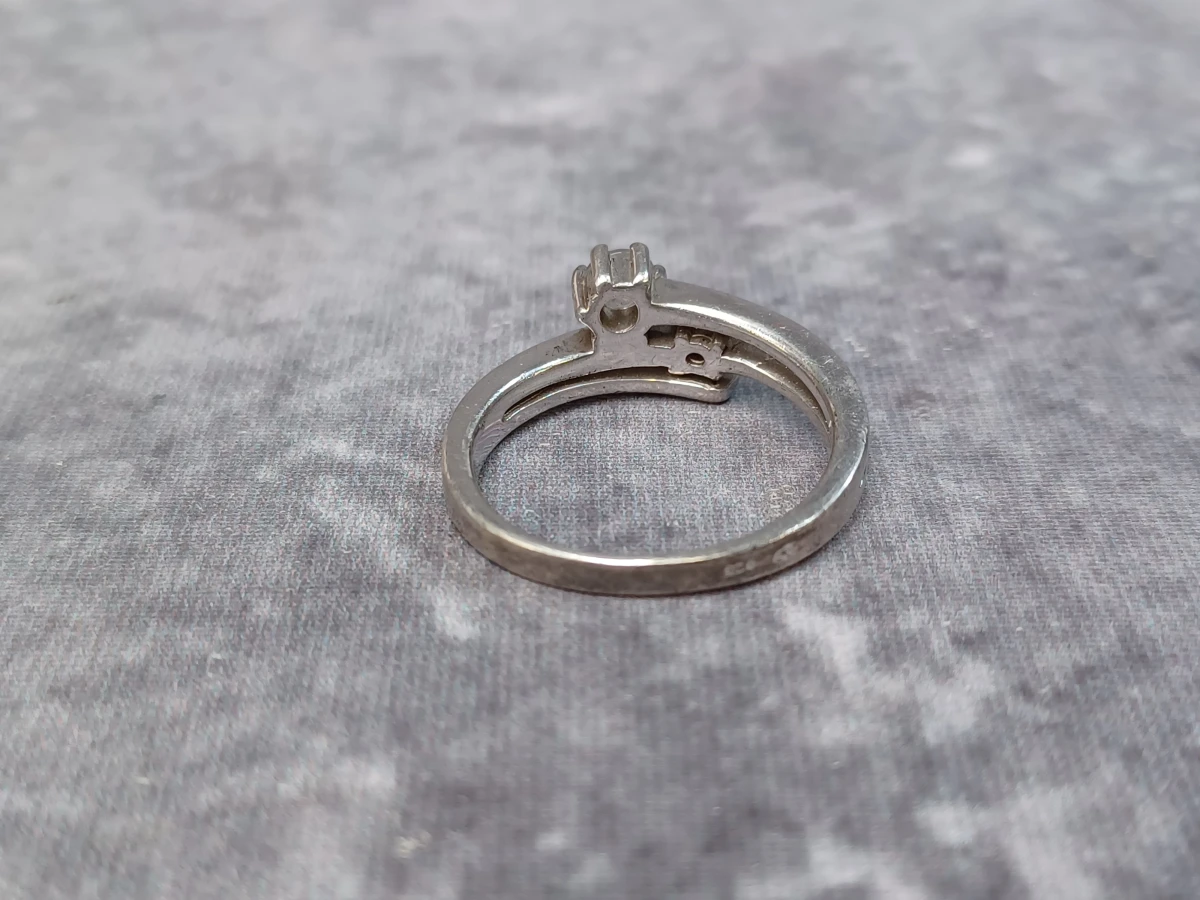 Prachtige set van twee zilveren ringen met zirkonia