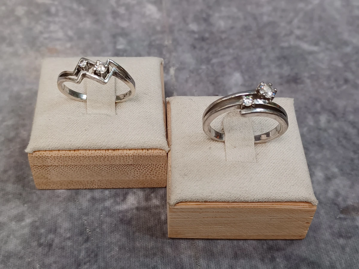 Prachtige set van twee zilveren ringen met zirkonia