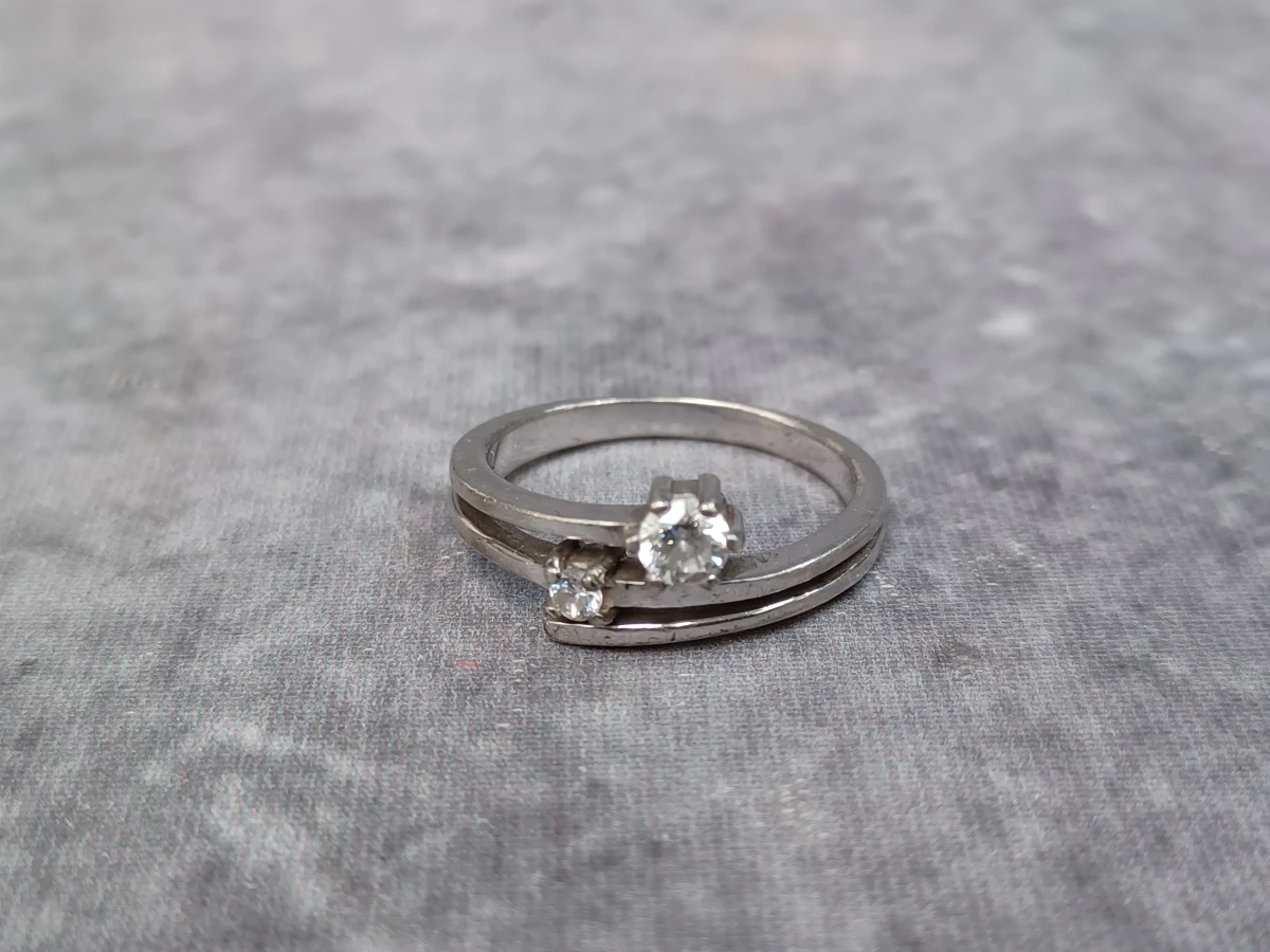 Prachtige set van twee zilveren ringen met zirkonia