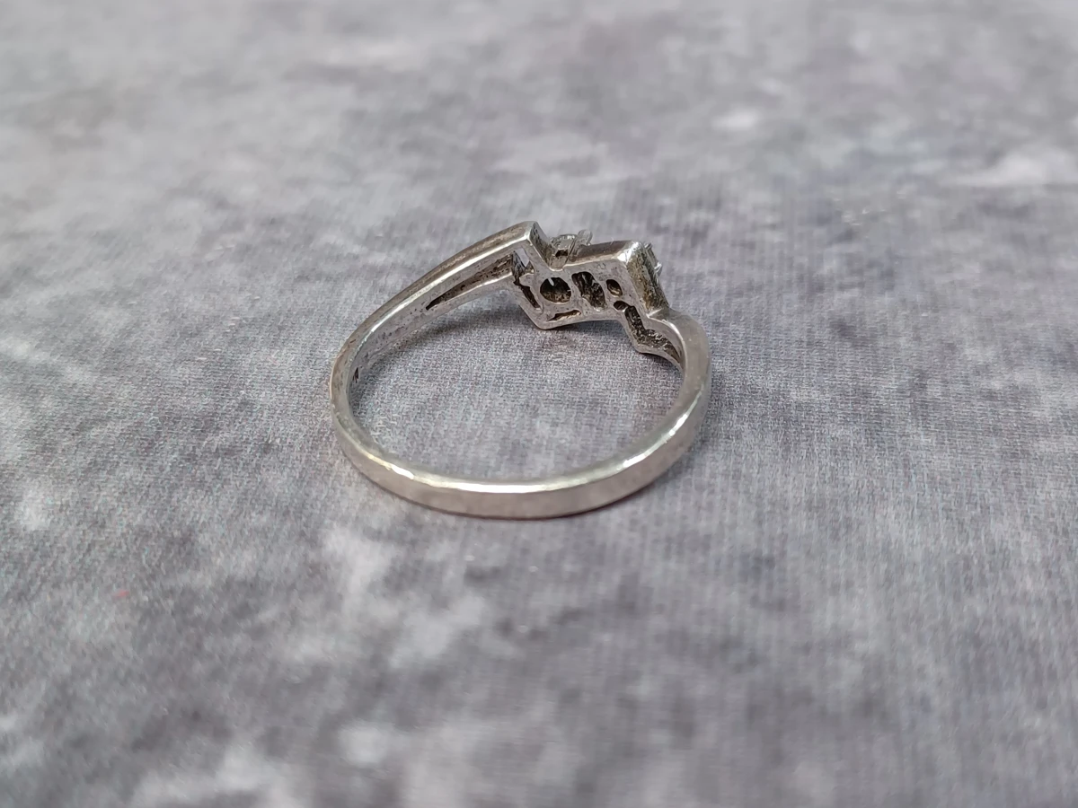 Prachtige set van twee zilveren ringen met zirkonia