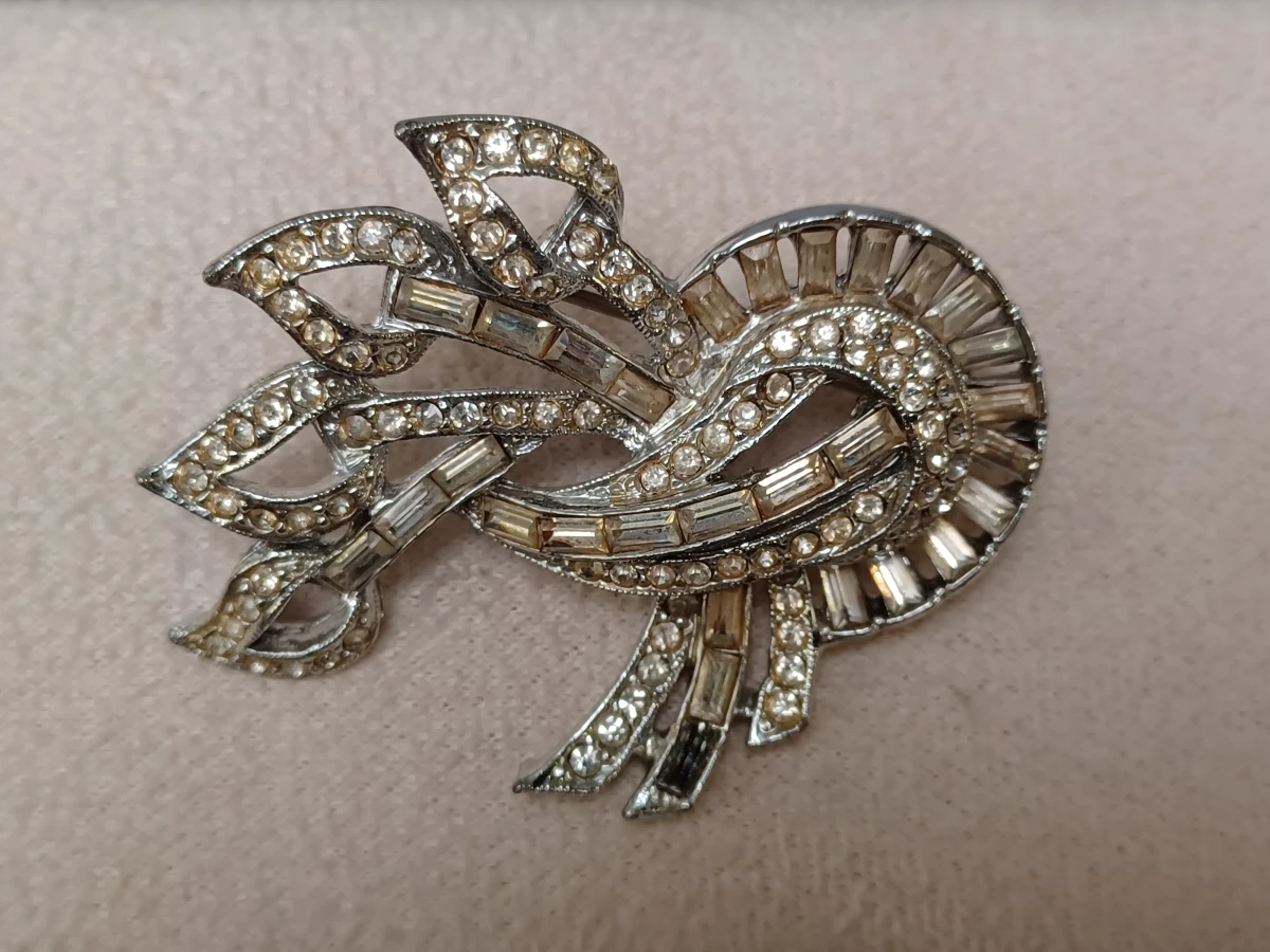 Schitterende vintage zilverkleurige broche met strass en baguette stenen