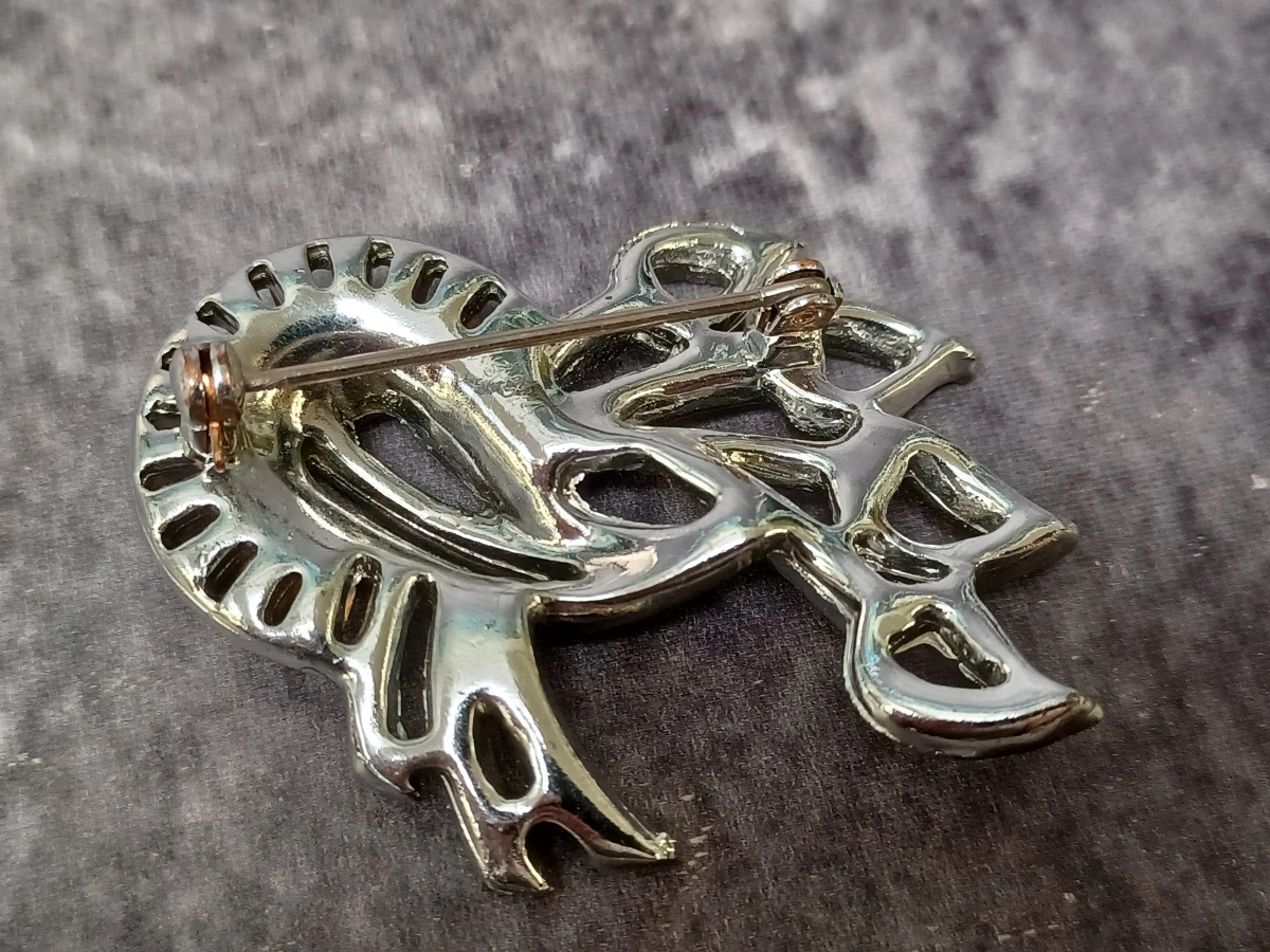 Schitterende vintage zilverkleurige broche met strass en baguette stenen