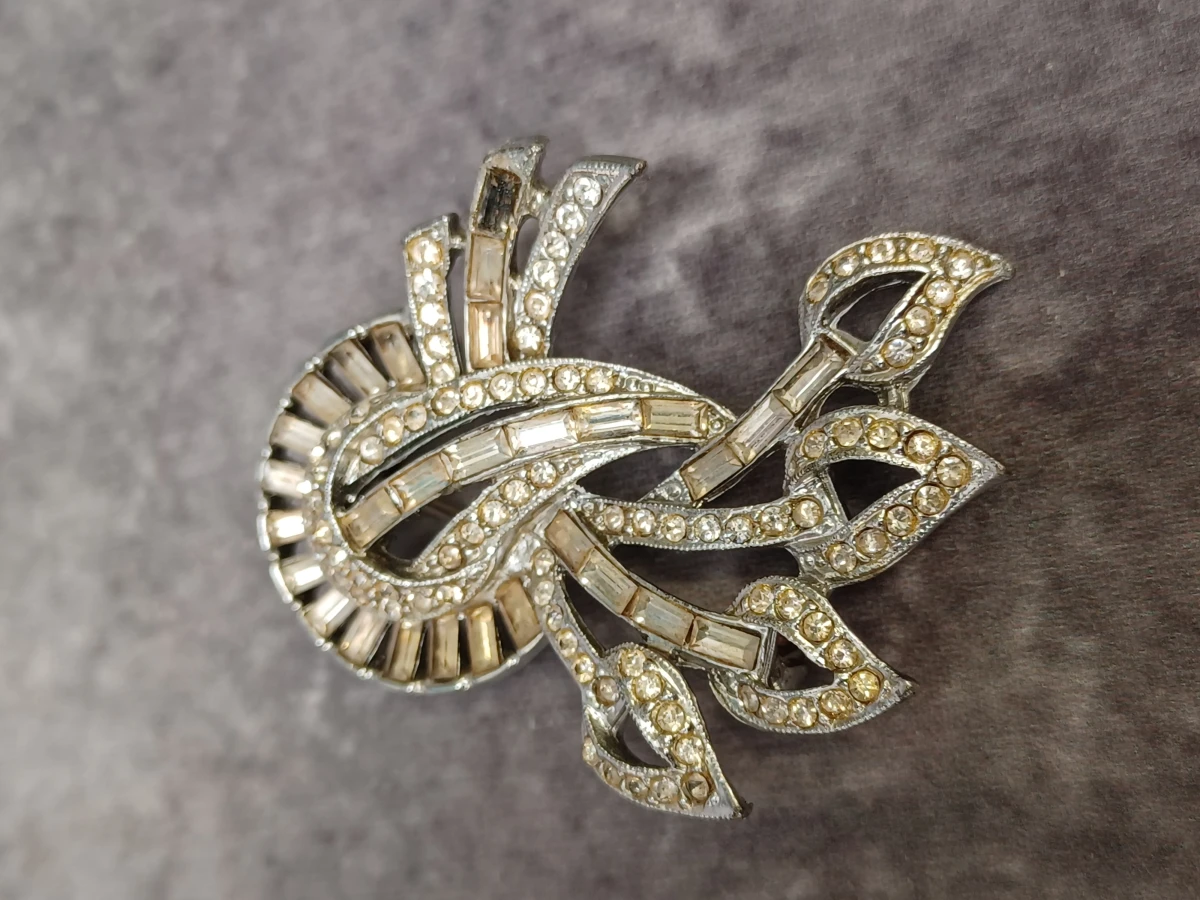 Schitterende vintage zilverkleurige broche met strass en baguette stenen