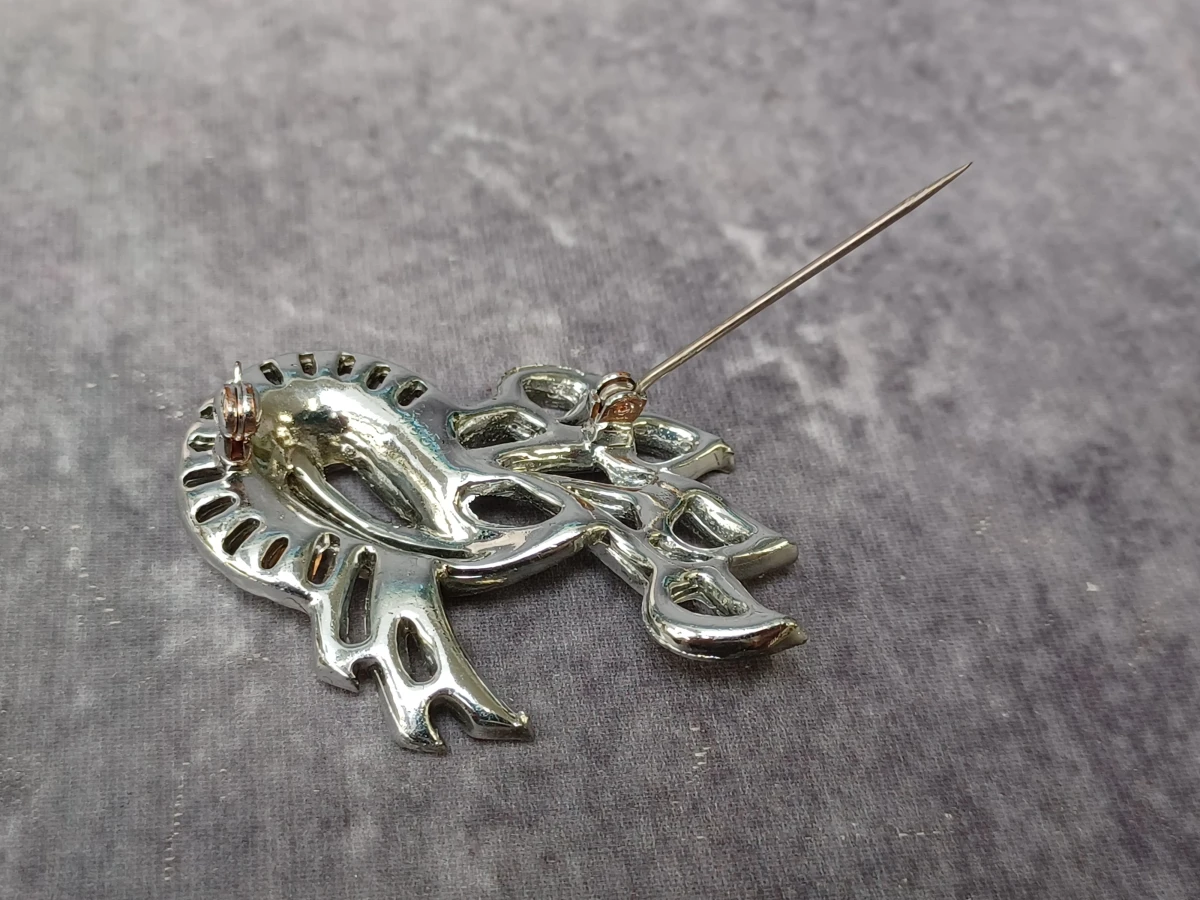 Schitterende vintage zilverkleurige broche met strass en baguette stenen