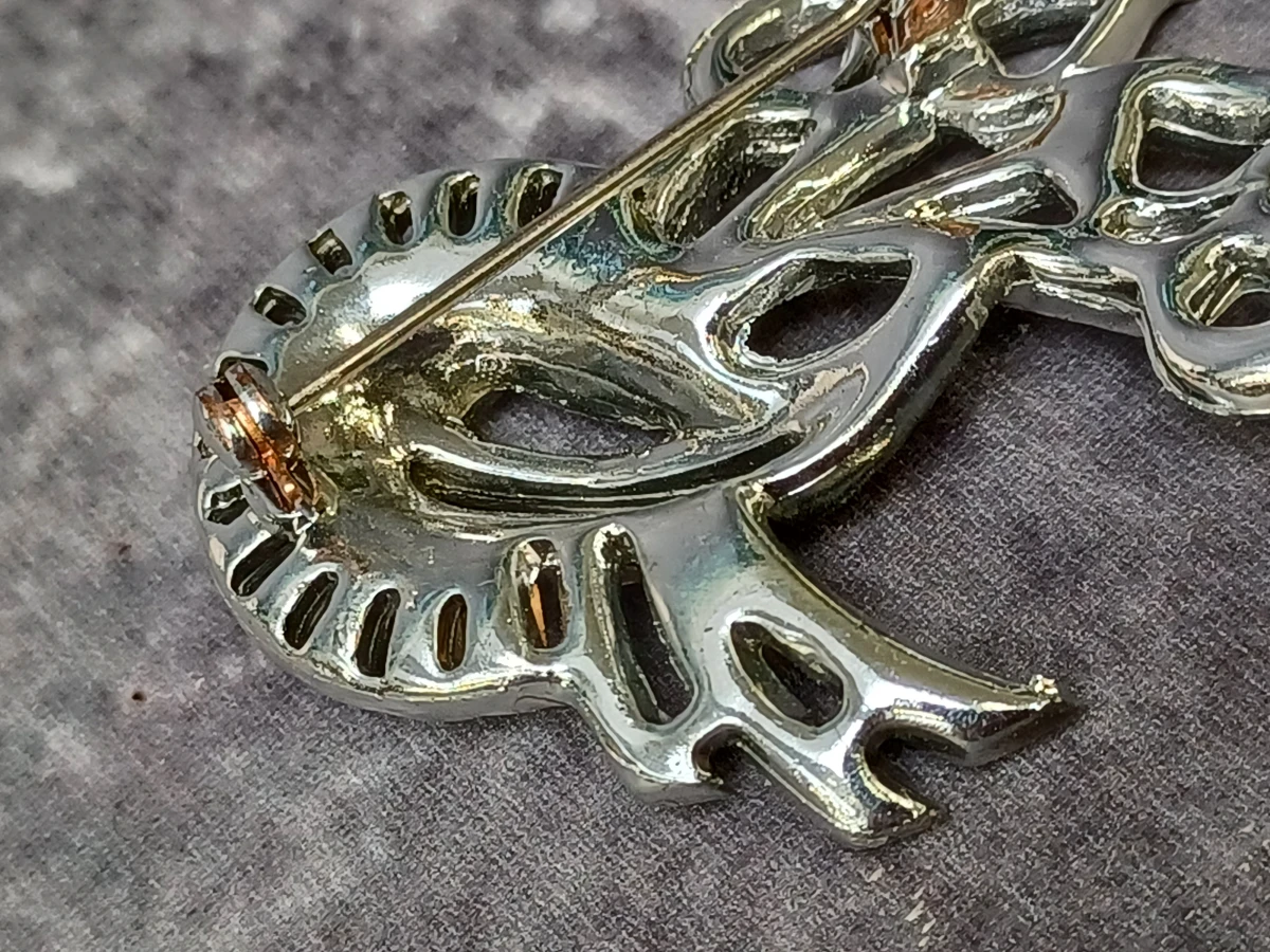 Schitterende vintage zilverkleurige broche met strass en baguette stenen