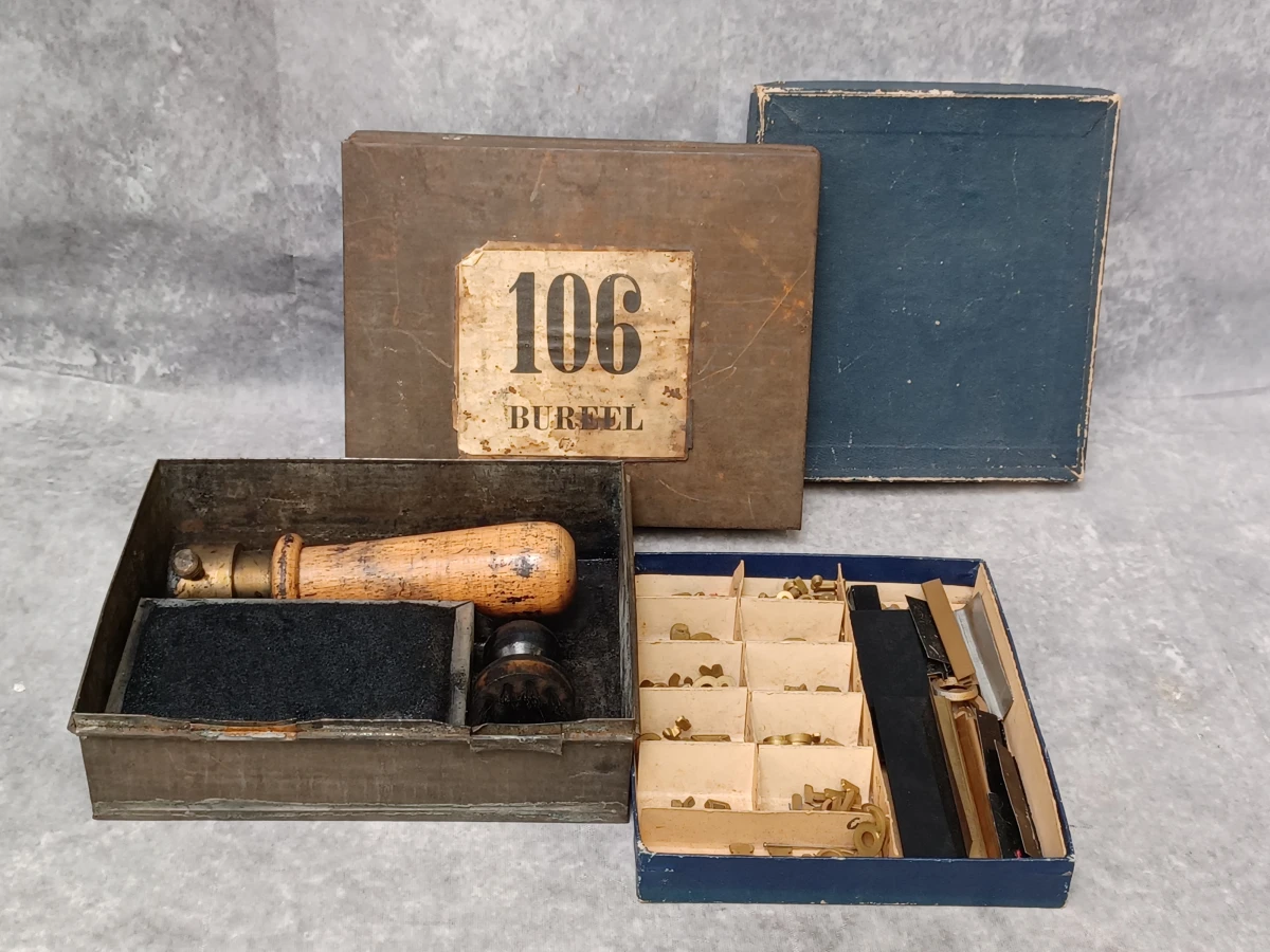 Antieke authentiek bureel stempelset met messing cijfers