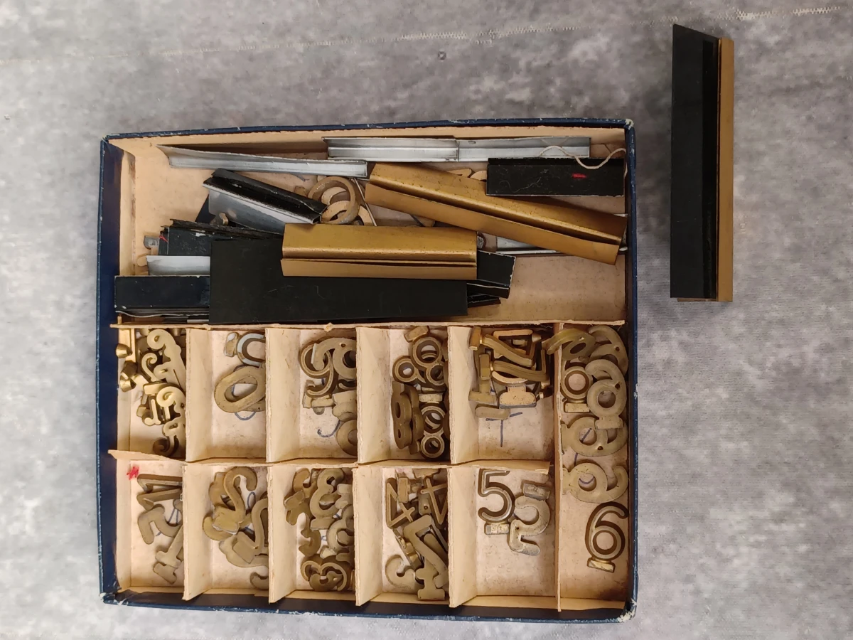Antieke authentiek bureel stempelset met messing cijfers
