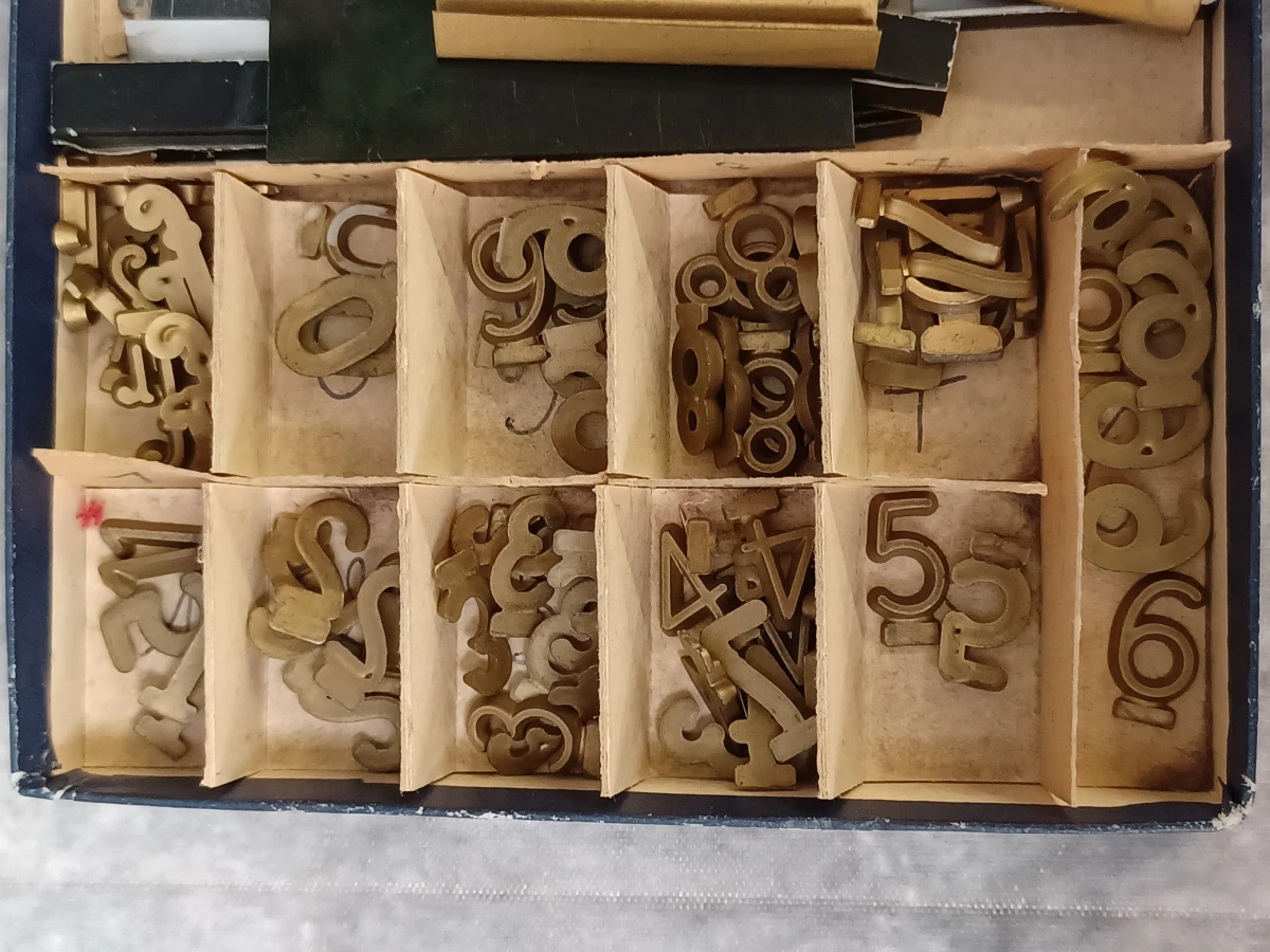 Antieke authentiek bureel stempelset met messing cijfers