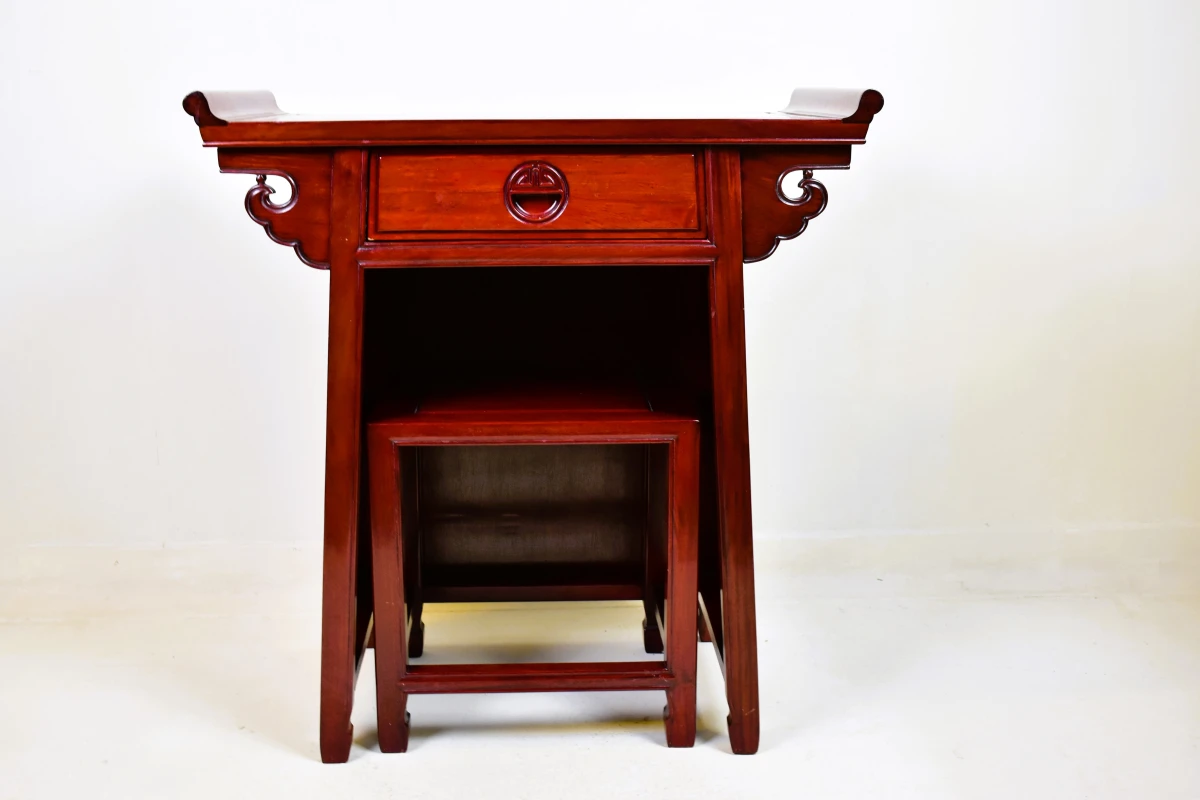 Houten bijzettafel met lade en krukje