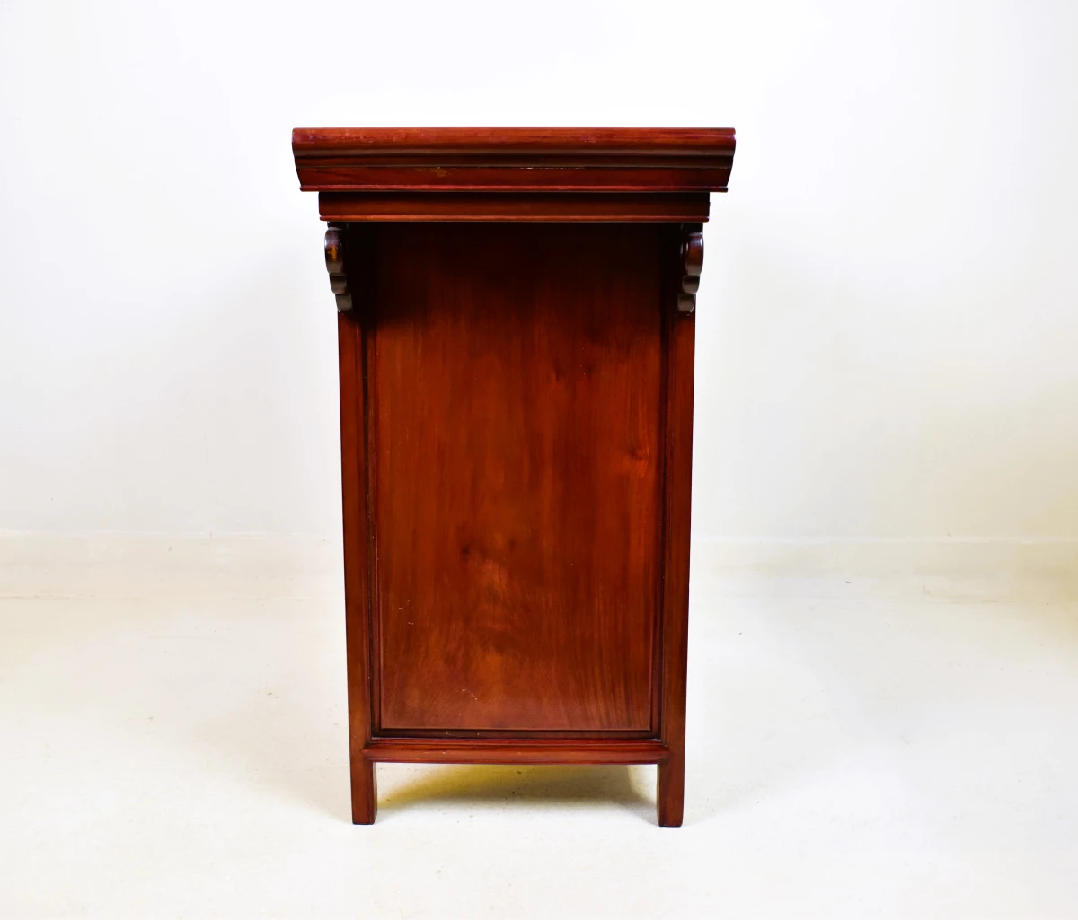 Houten bijzettafel met lade en krukje