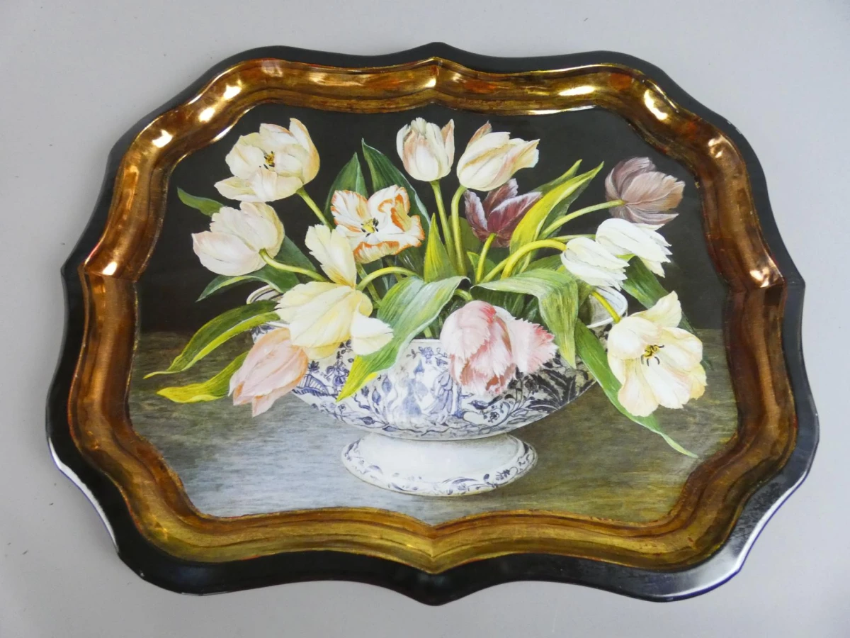 Dienblad met bloemstilleven