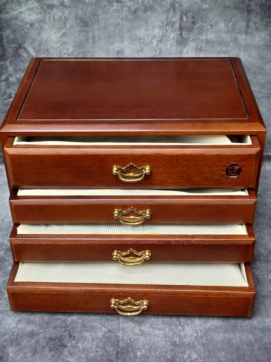 Luxe houten bestekkoffer met 4 laden en compleet 12-persoons bestek
