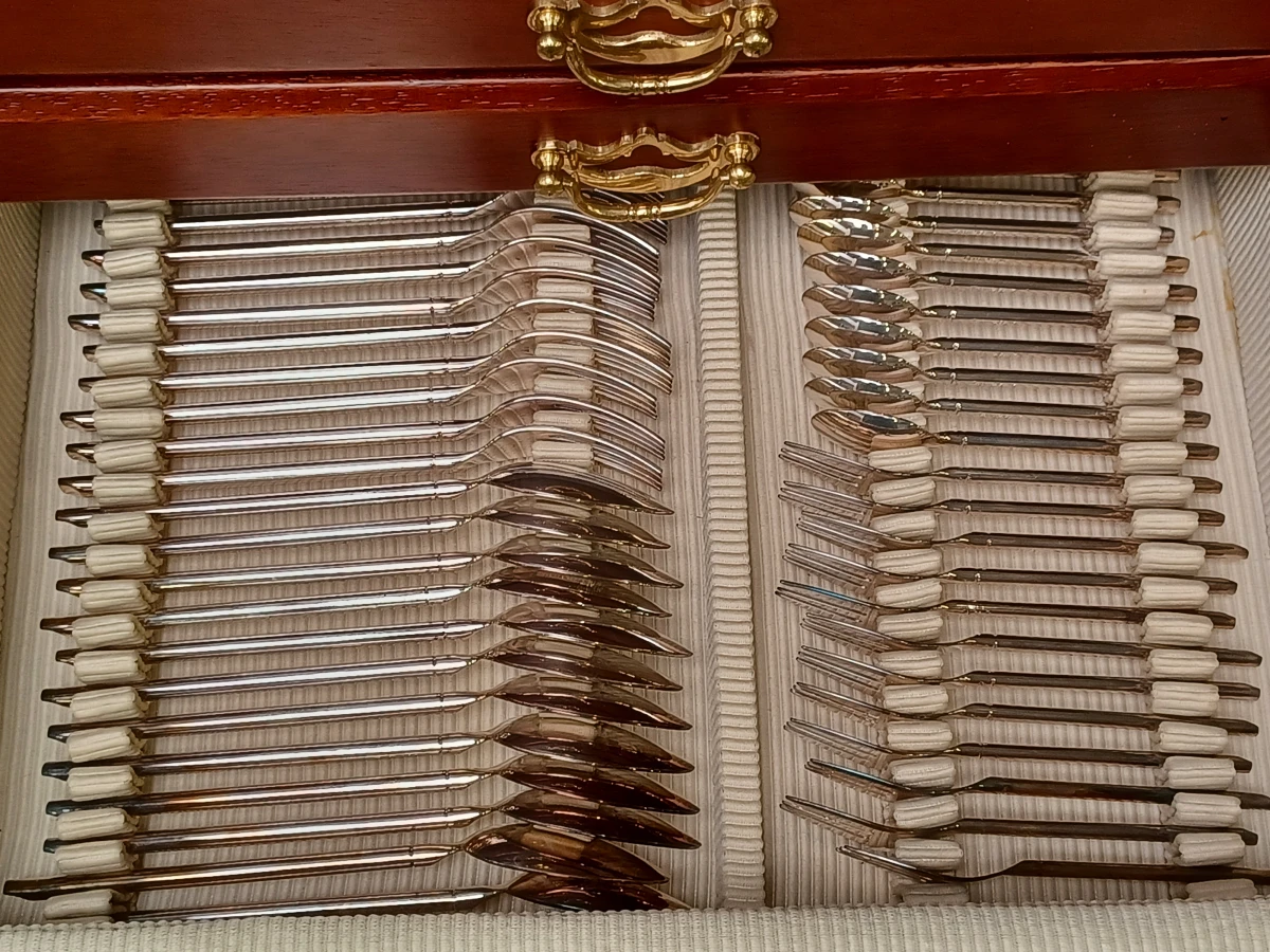 Luxe houten bestekkoffer met 4 laden en compleet 12-persoons bestek
