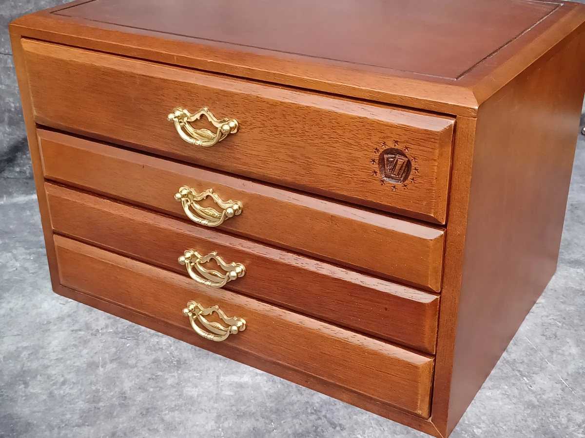Luxe houten bestekkoffer met 4 laden en compleet 12-persoons bestek