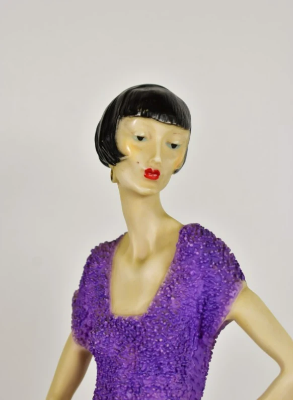 Beeld van vrouw in paarse jurk met waaier in art deco stijl