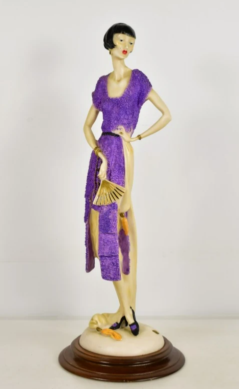 Beeld van vrouw in paarse jurk met waaier in art deco stijl