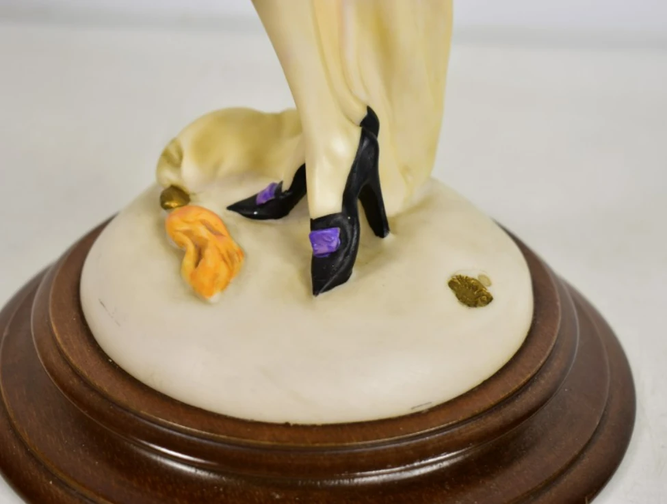 Beeld van vrouw in paarse jurk met waaier in art deco stijl