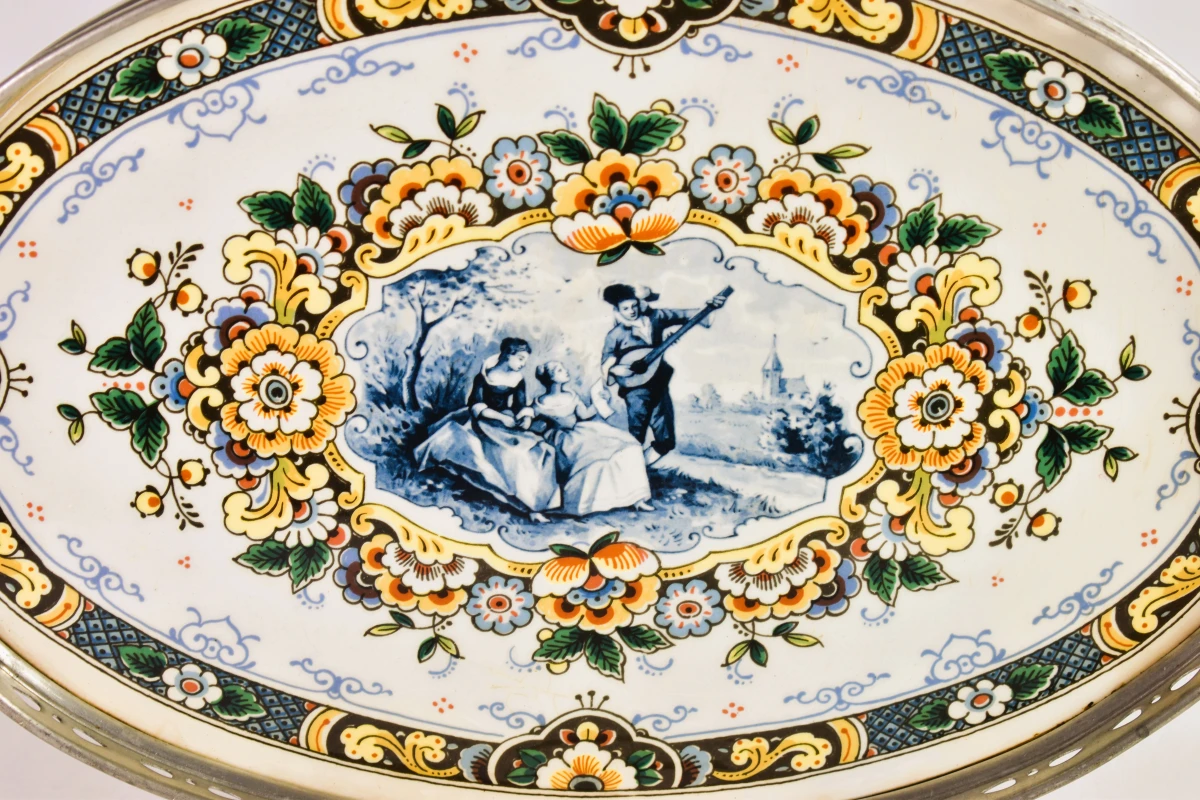 Ovaal sierdienblad met Delfts blauw decor en metalen rand