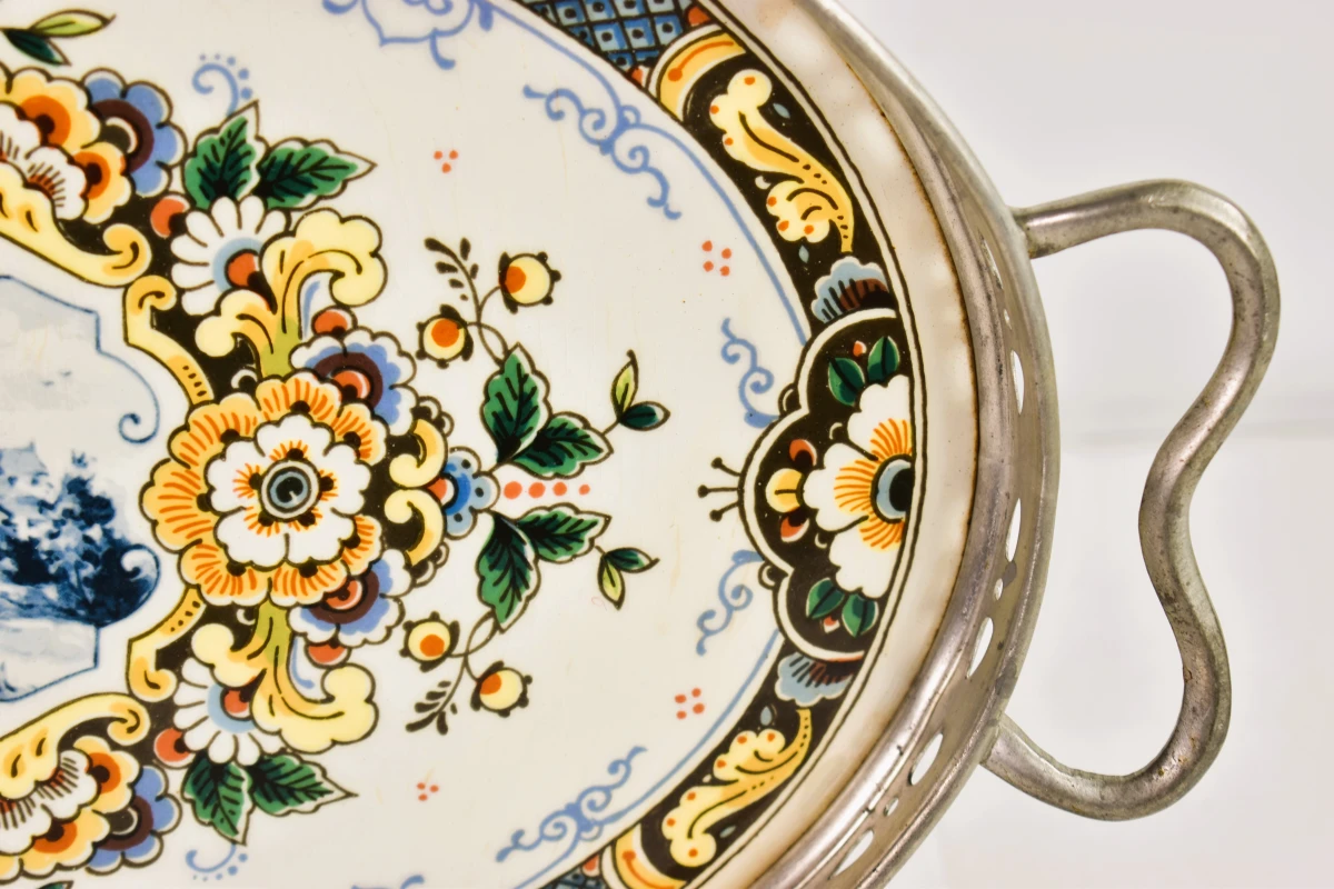 Ovaal sierdienblad met Delfts blauw decor en metalen rand