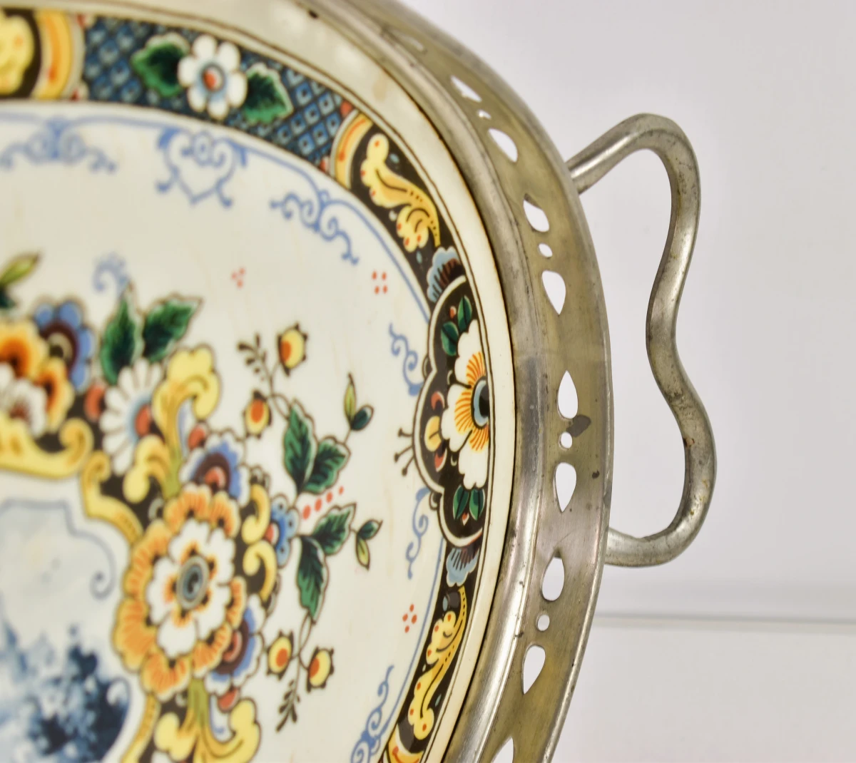 Ovaal sierdienblad met Delfts blauw decor en metalen rand