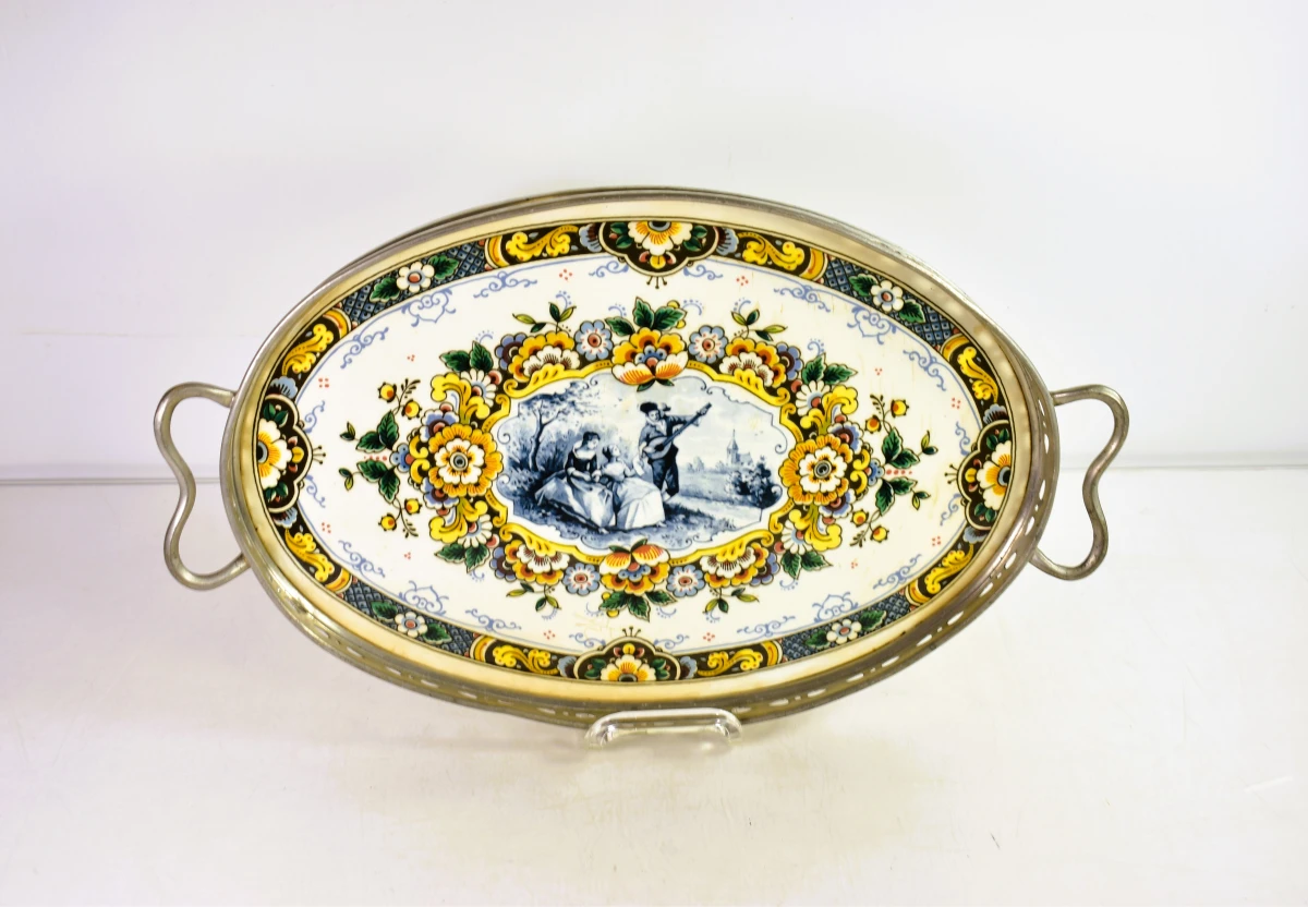 Ovaal sierdienblad met Delfts blauw decor en metalen rand