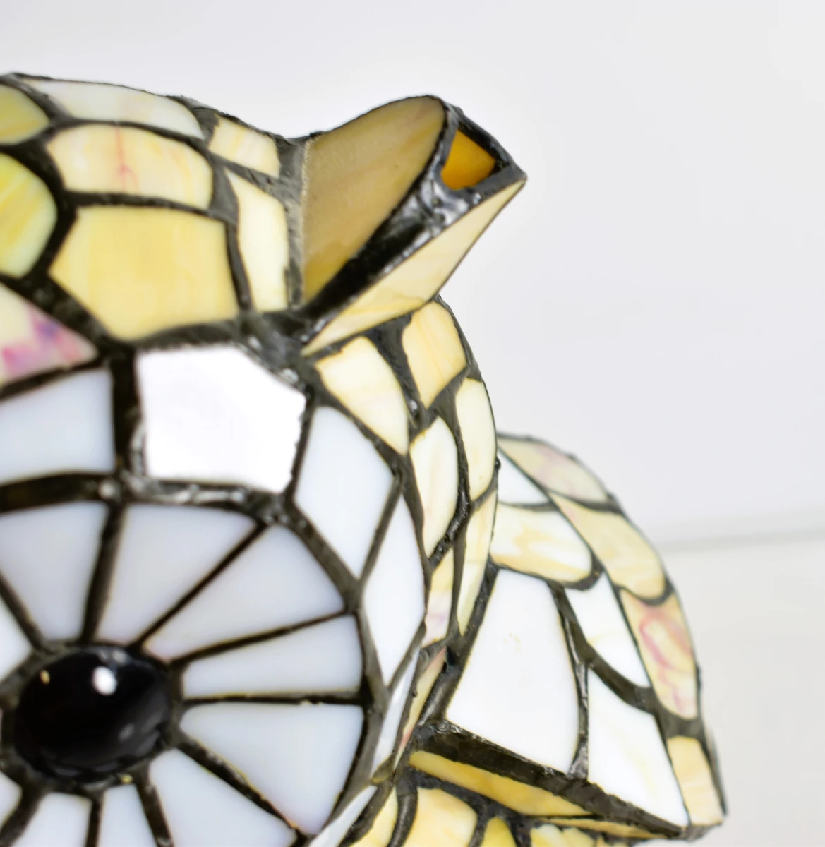 Tafellamp in Tiffany stijl met uilvorm en gekleurd glas