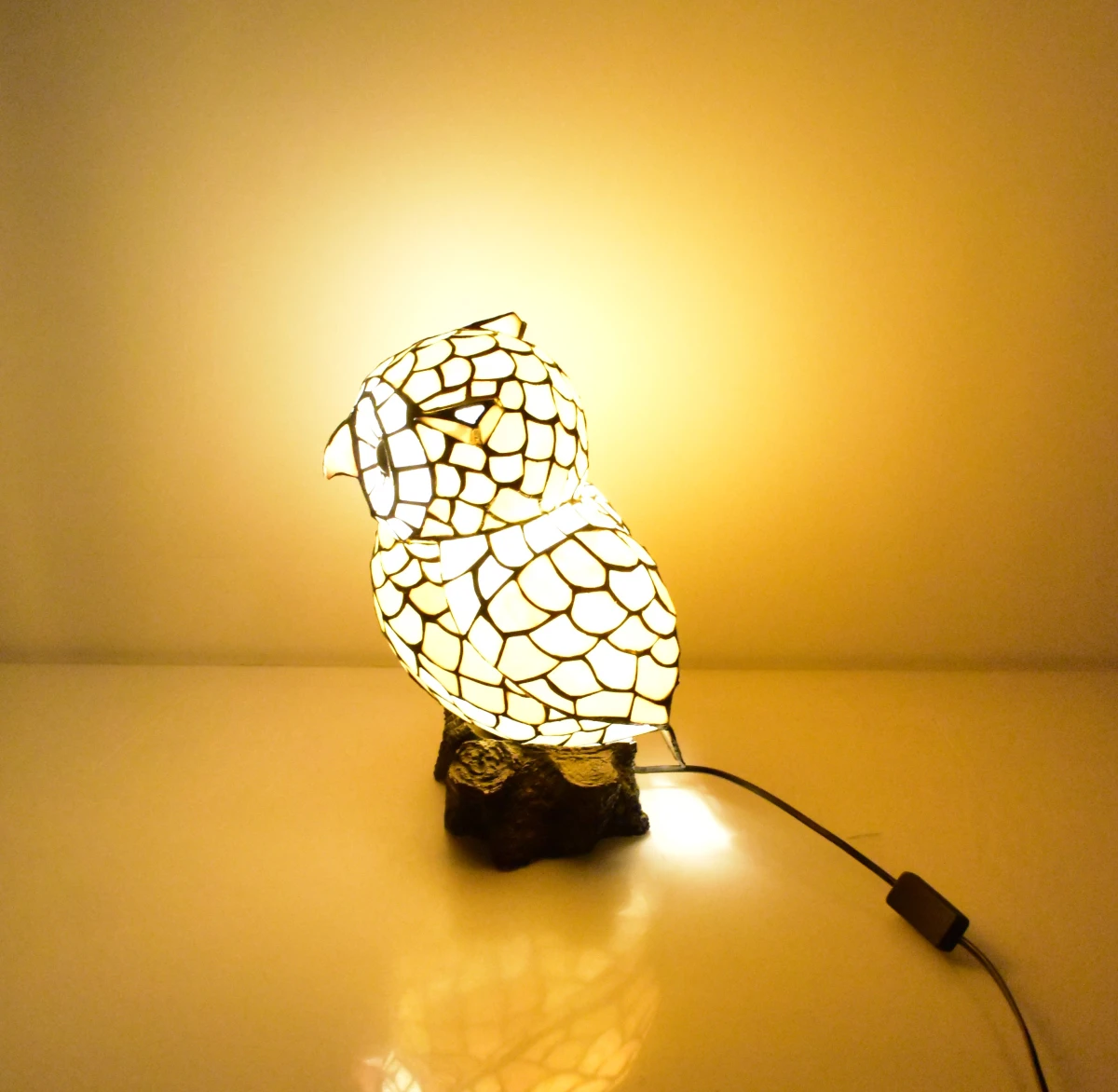 Tafellamp in Tiffany stijl met uilvorm en gekleurd glas