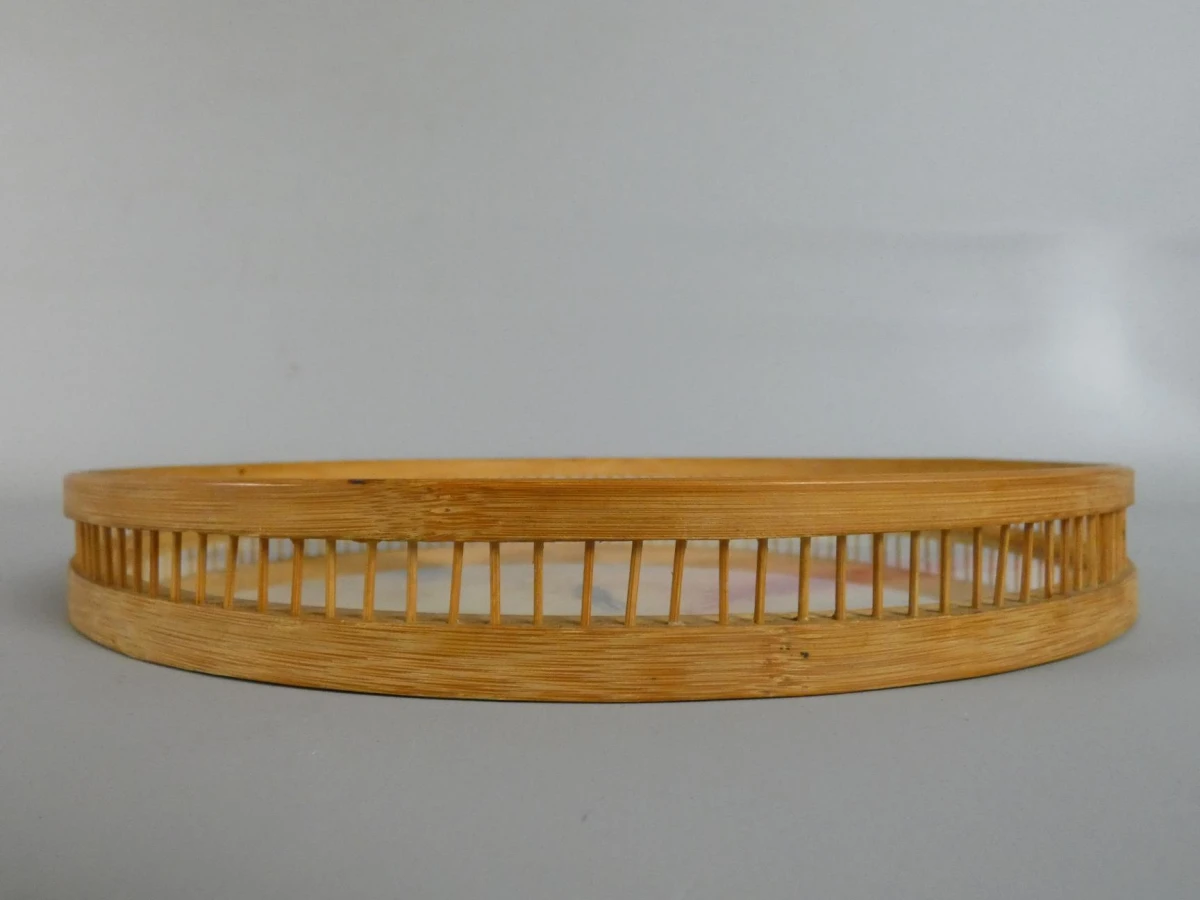 Bamboe dienblad met vlinder- en plantendecoratie