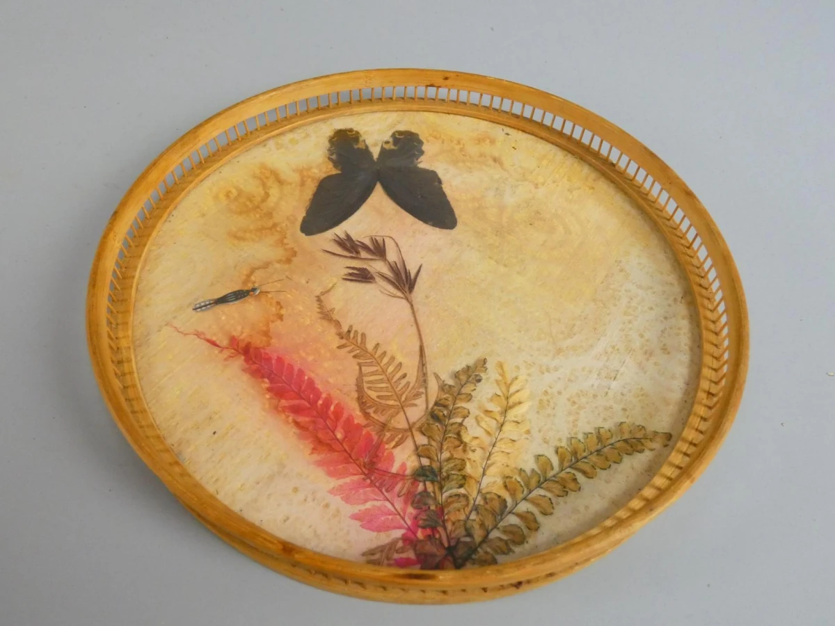 Bamboe dienblad met vlinder- en plantendecoratie