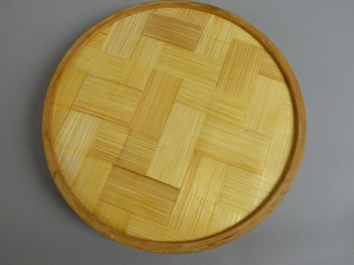 Bamboe dienblad met vlinder- en plantendecoratie