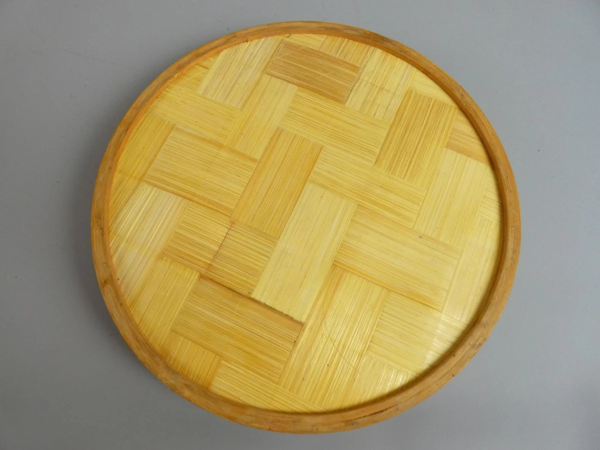 Bamboe dienblad met vlinder- en plantendecoratie