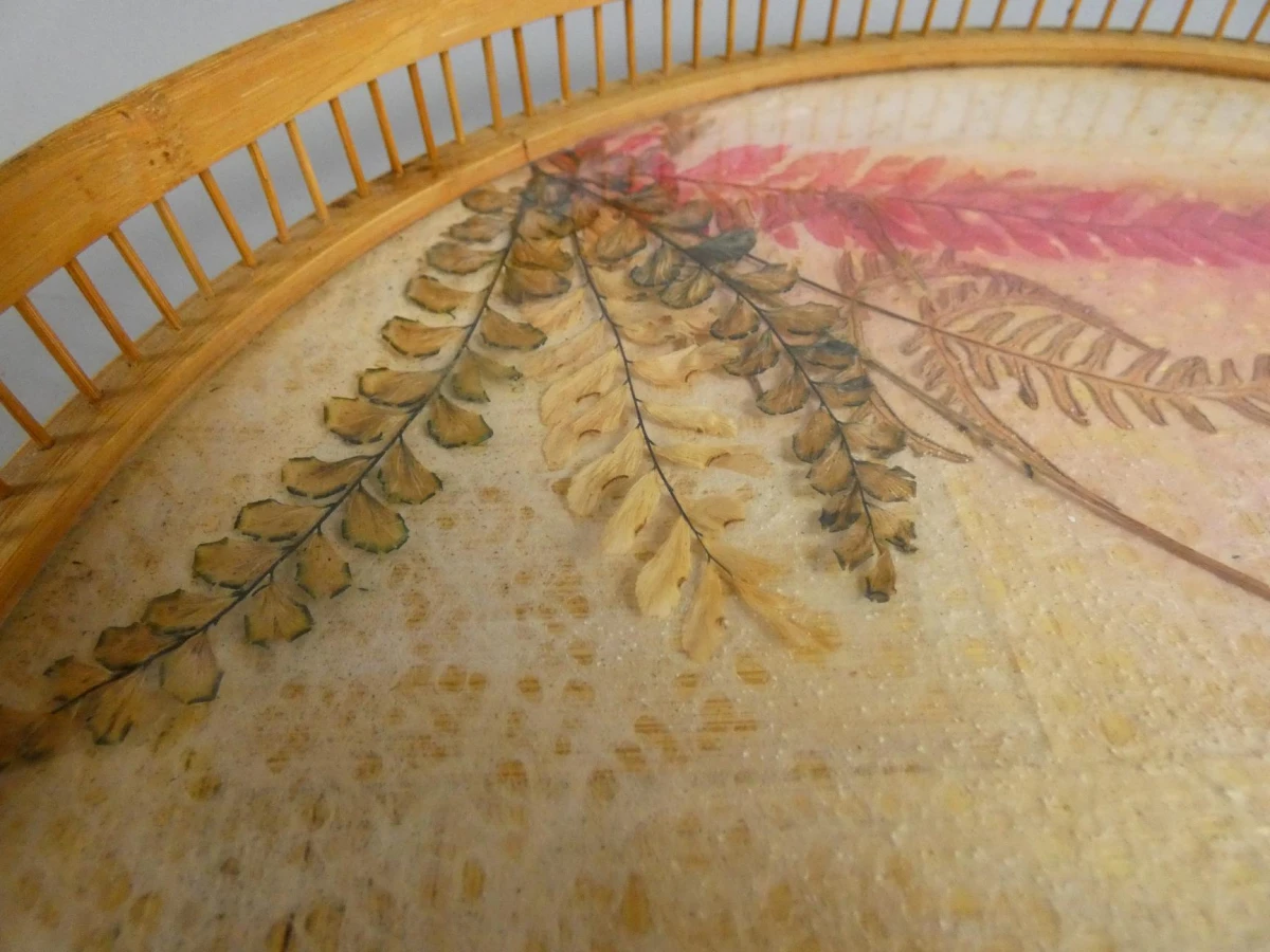 Bamboe dienblad met vlinder- en plantendecoratie