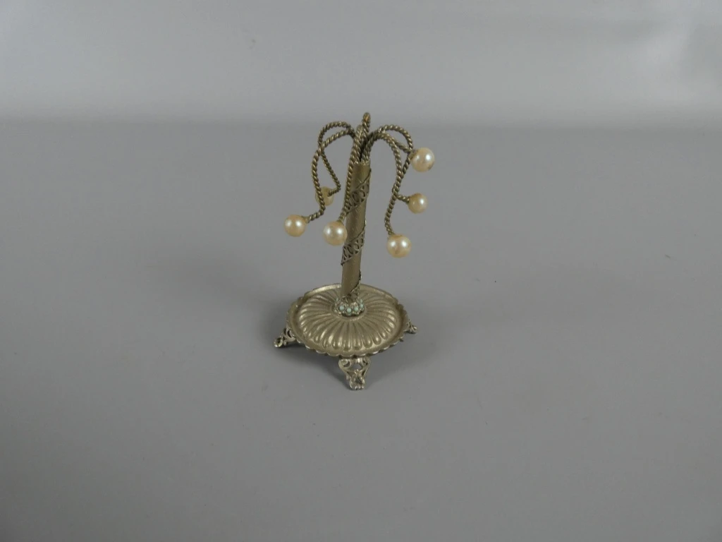 Decoratief sieradenstandaard met parelaccenten