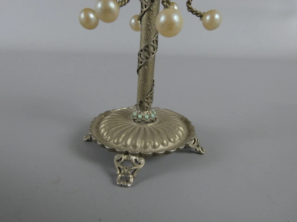 Decoratief sieradenstandaard met parelaccenten