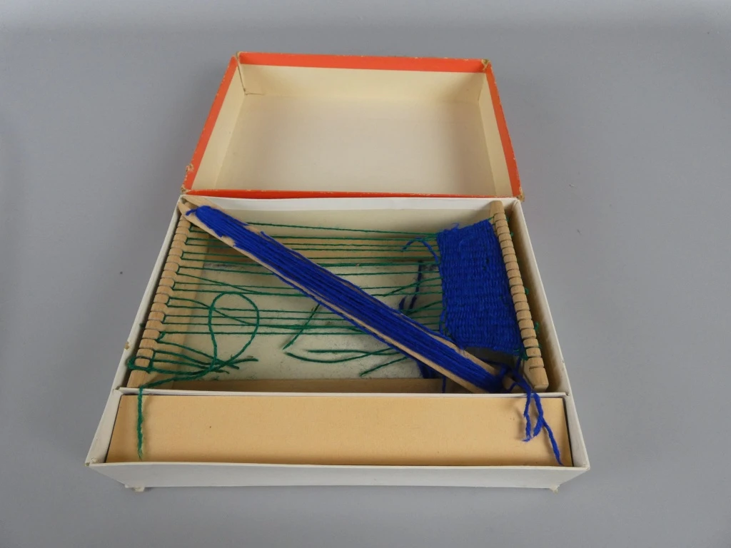 Vintage weefsetje met houten frame en garen
