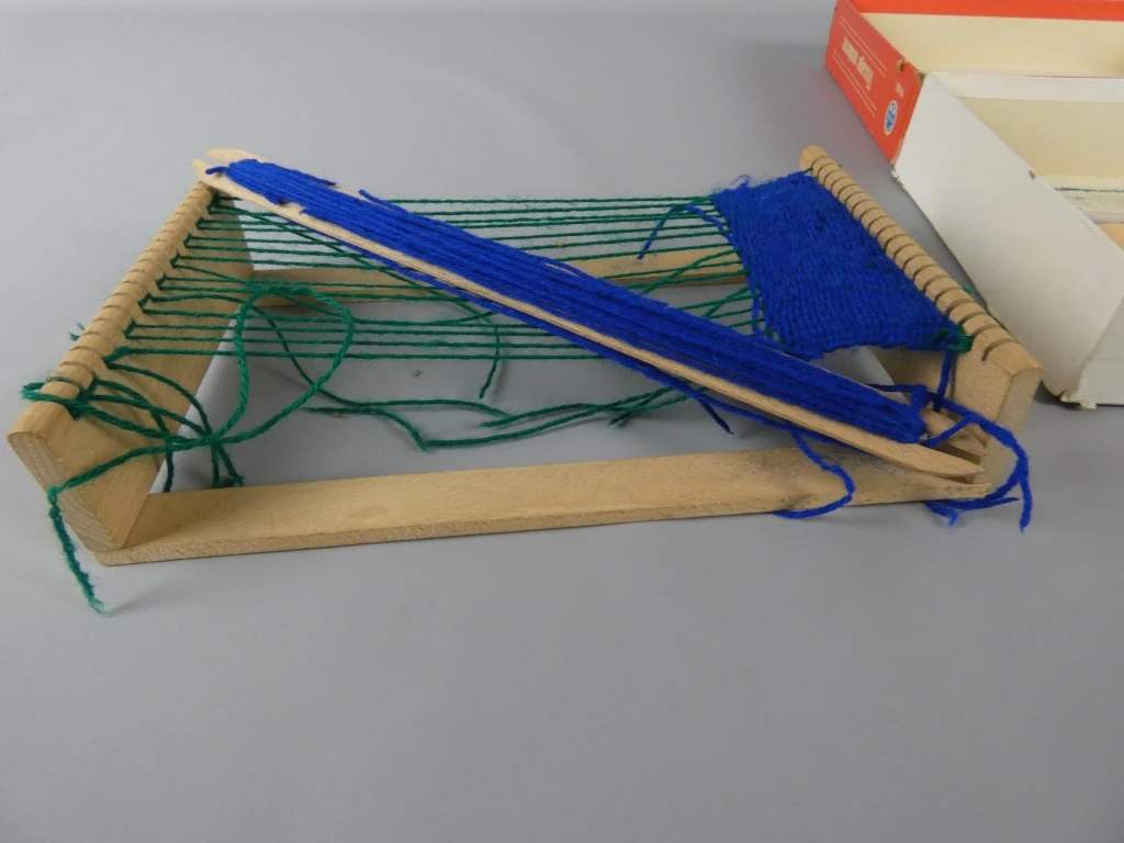 Vintage weefsetje met houten frame en garen