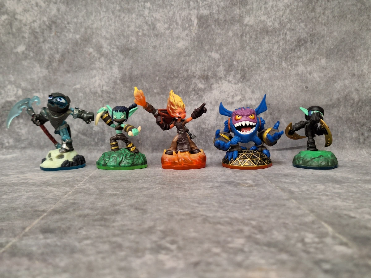 Verzameling van 35 Skylanders gamefiguren inclusief Giants