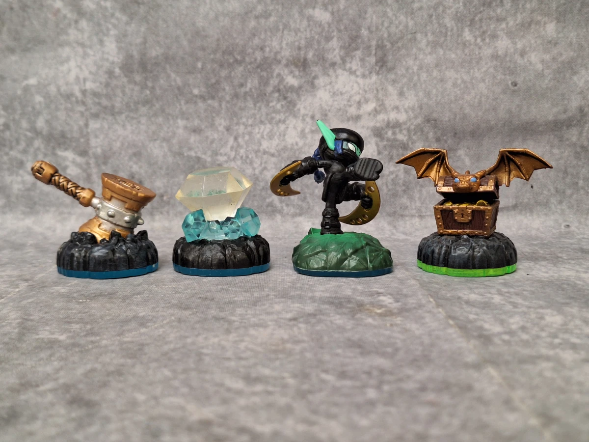 Verzameling van 35 Skylanders gamefiguren inclusief Giants