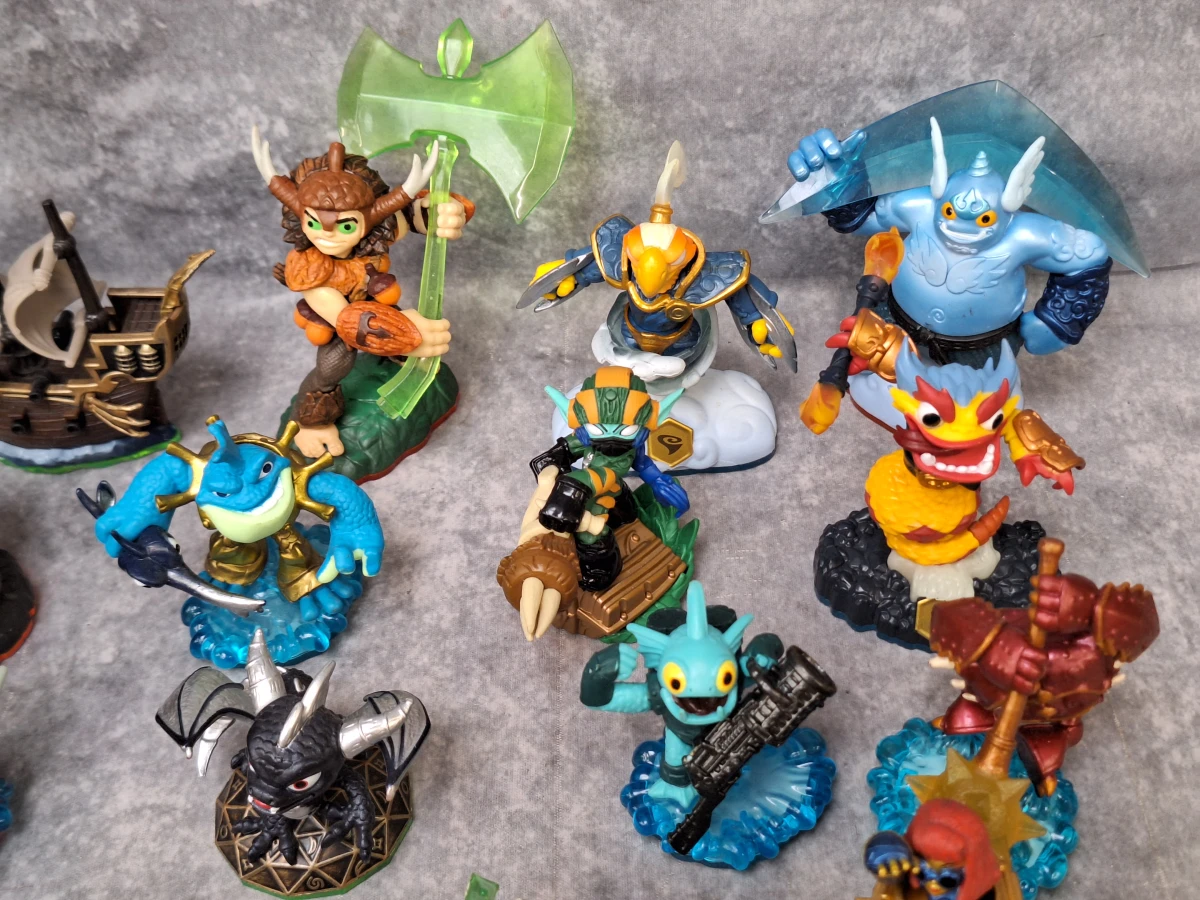 Verzameling van 35 Skylanders gamefiguren inclusief Giants