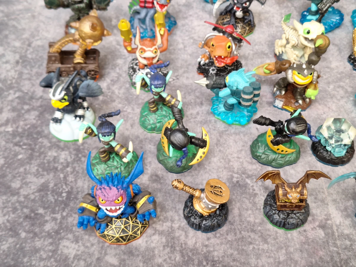 Verzameling van 35 Skylanders gamefiguren inclusief Giants