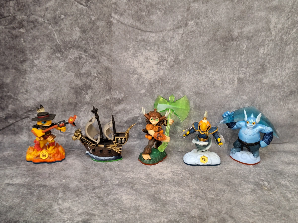 Verzameling van 35 Skylanders gamefiguren inclusief Giants