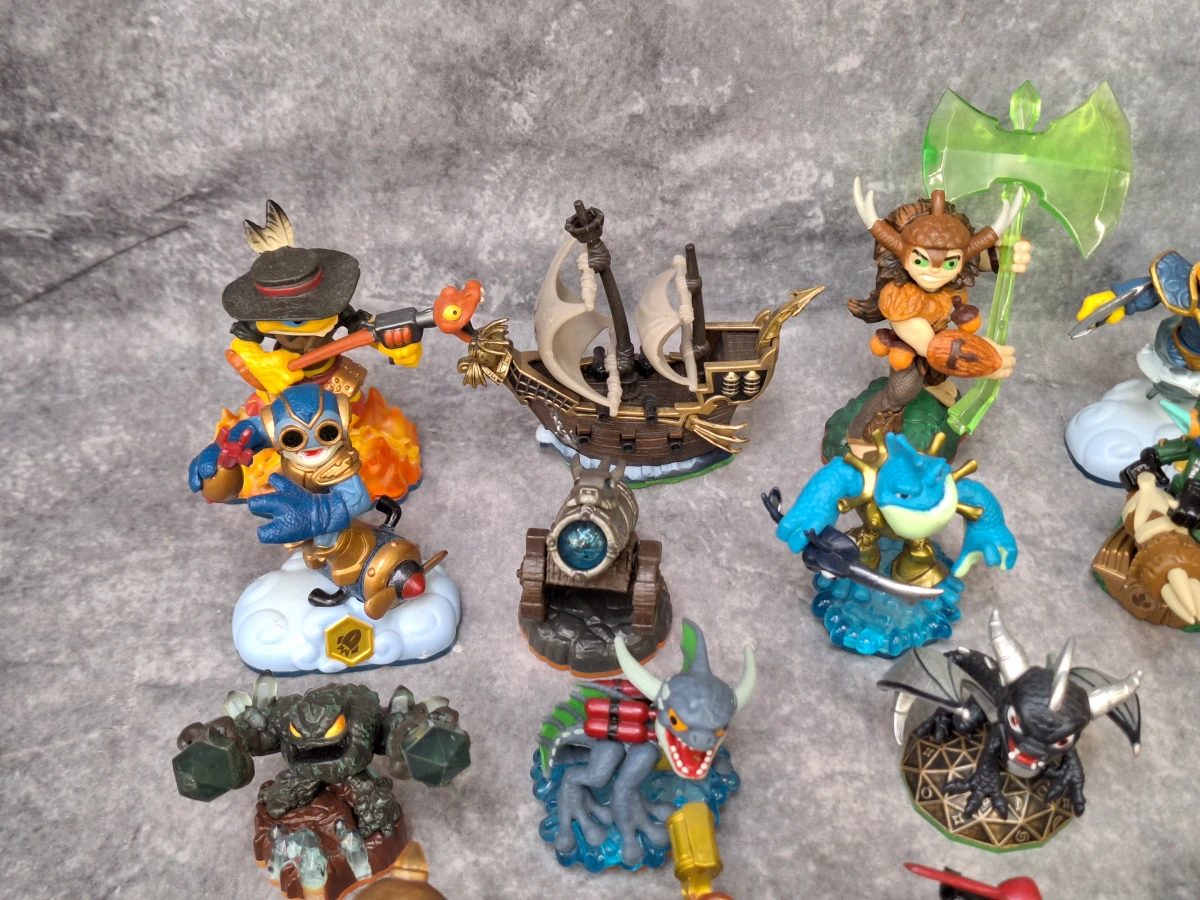 Verzameling van 35 Skylanders gamefiguren inclusief Giants