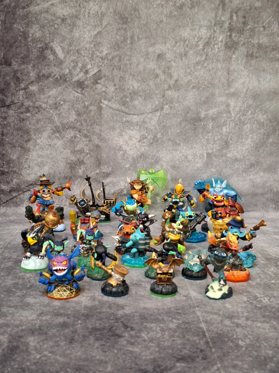 Verzameling van 35 Skylanders gamefiguren inclusief Giants