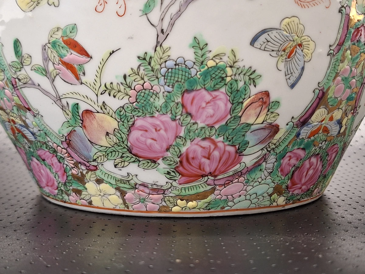Chinese Famille Rose porseleinen vissenkom / jardinière met vogels, bloemen en goudvissen