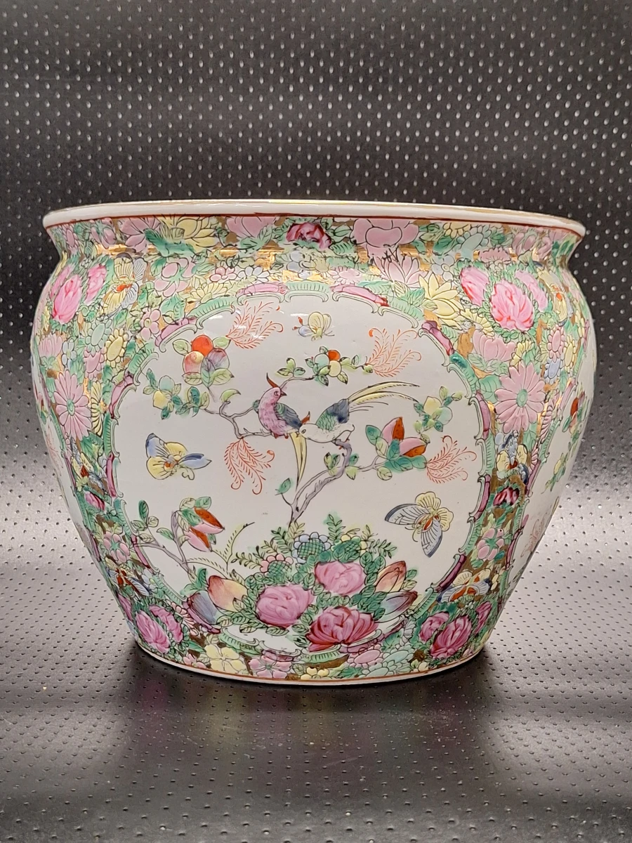 Chinese Famille Rose porseleinen vissenkom / jardinière met vogels, bloemen en goudvissen